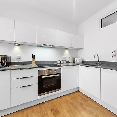 Modern One Bedroom Flat - Near Heathrow, Windsor Castle, Thorpe Park - Staines London Tw18 Exterior foto