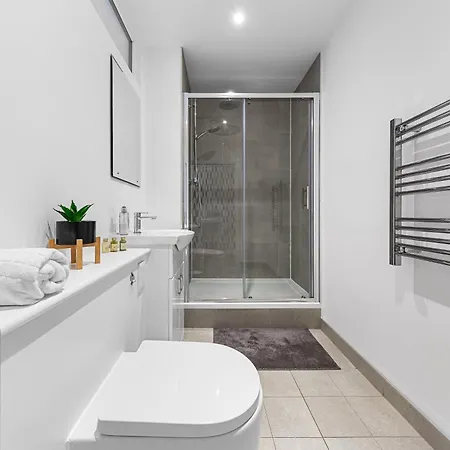 Modern One Bedroom Flat - Near Heathrow, Windsor Castle, Thorpe Park - Staines London Tw18 Exterior foto