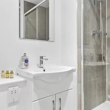 Modern One Bedroom Flat - Near Heathrow, Windsor Castle, Thorpe Park - Staines London Tw18 Exterior foto