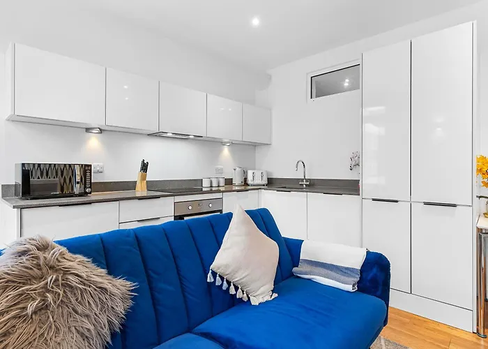 Modern One Bedroom Flat - Near Heathrow, Windsor Castle, Thorpe Park - Staines London Tw18